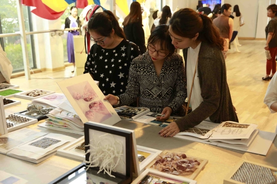 中法學院教學作品展覽隆重開幕，文化藝術交流再譜新篇